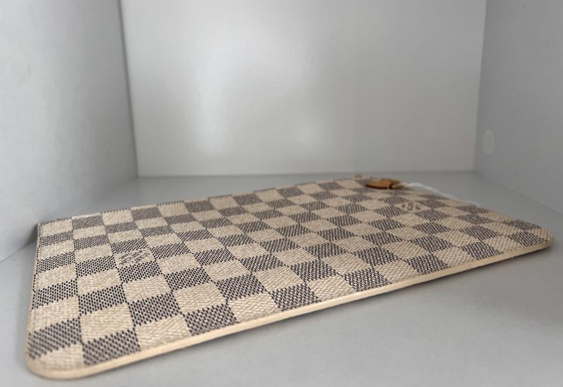 102292 - Louis Vuitton Damier Azur Neverfull Clutch 