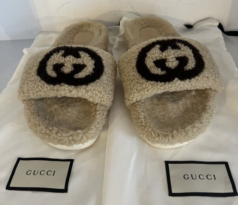 101937 - Gucci Shearling sandal