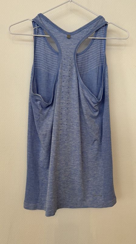 102568- Nike topp