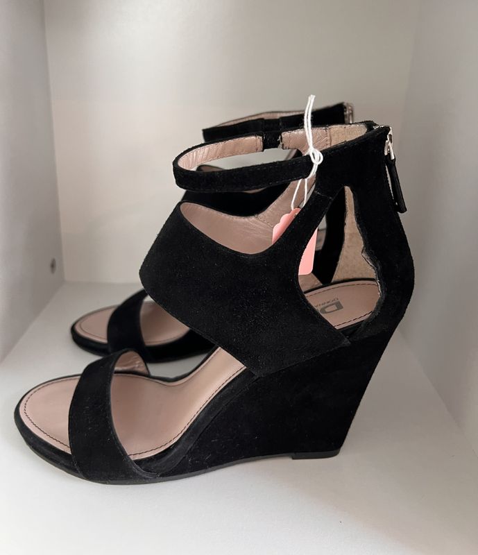 102526 - DKNY Black Suede Wedges