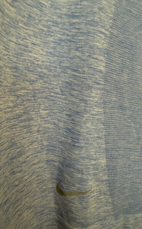 102568- Nike topp