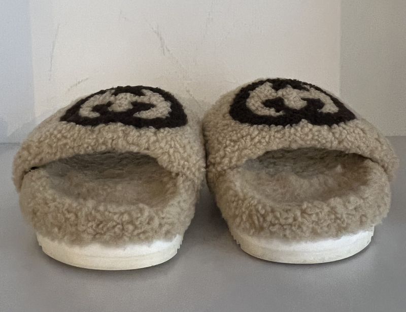 101937 - Gucci Shearling sandal