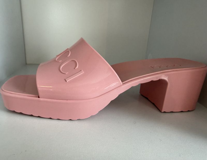 102612- GUCCI Rubber Sandal